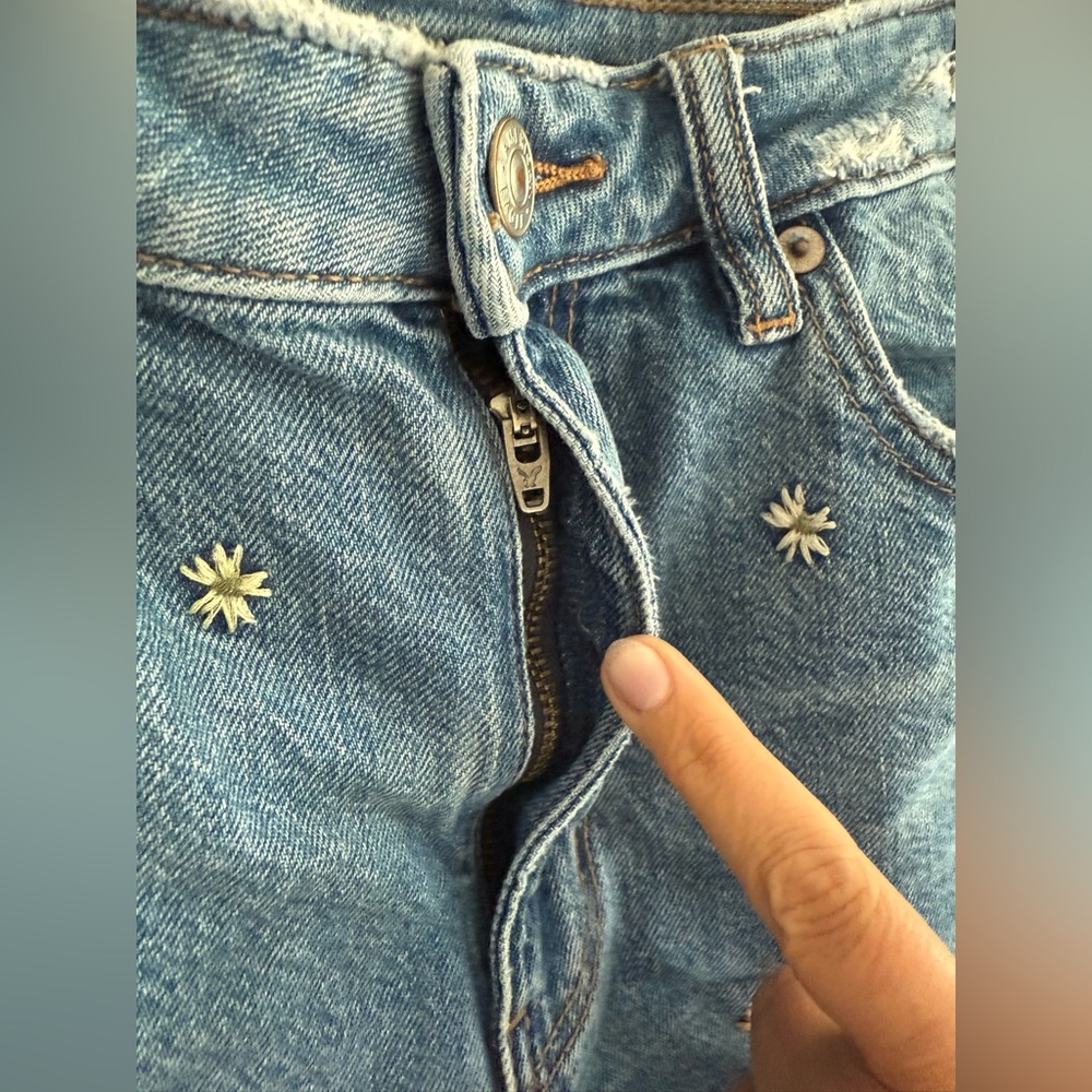 Adorable American Eagle Distressed Blue Jean Shorts With Tiny Flowers! 🌺 🌼